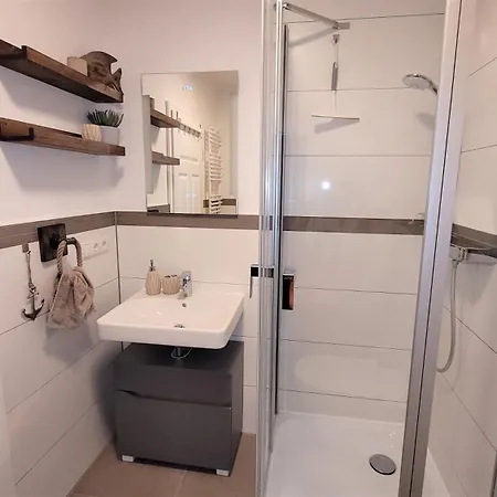 Ankerplatz Wiek Mit Eigener Sauna Und Fahrradgarage Inkl Waeschepaket * Wiek auf Rügen
